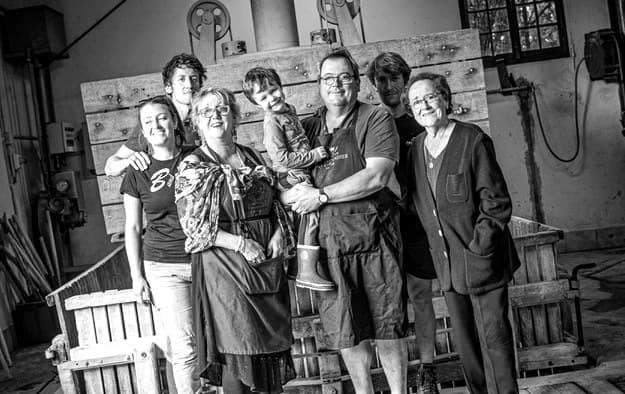 La famille Larmandier, réunie au pressoir